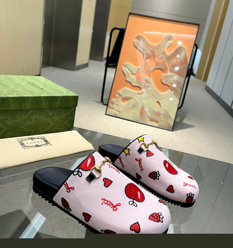 G*u*i slippers